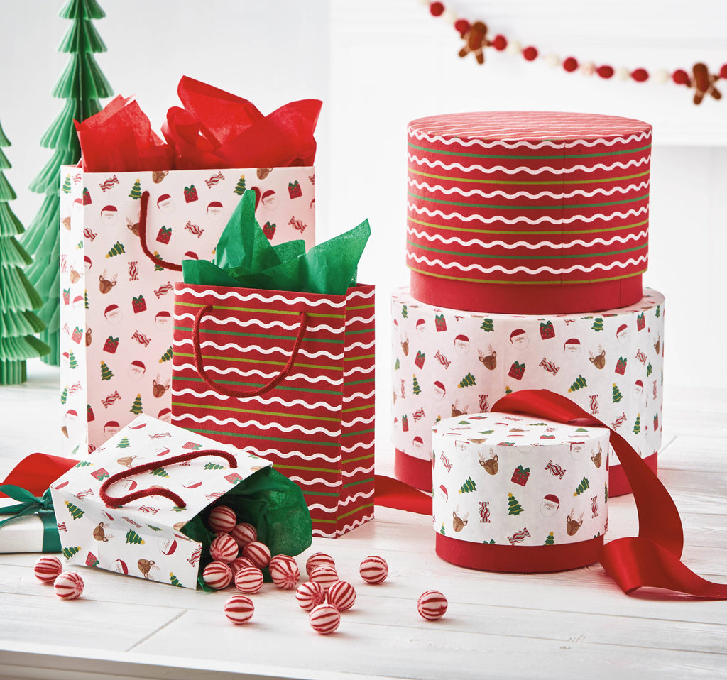 Holiday Cheer Gift Bag Set of 3 Multi Paper Christmas: Multi / Paper / Dust clean