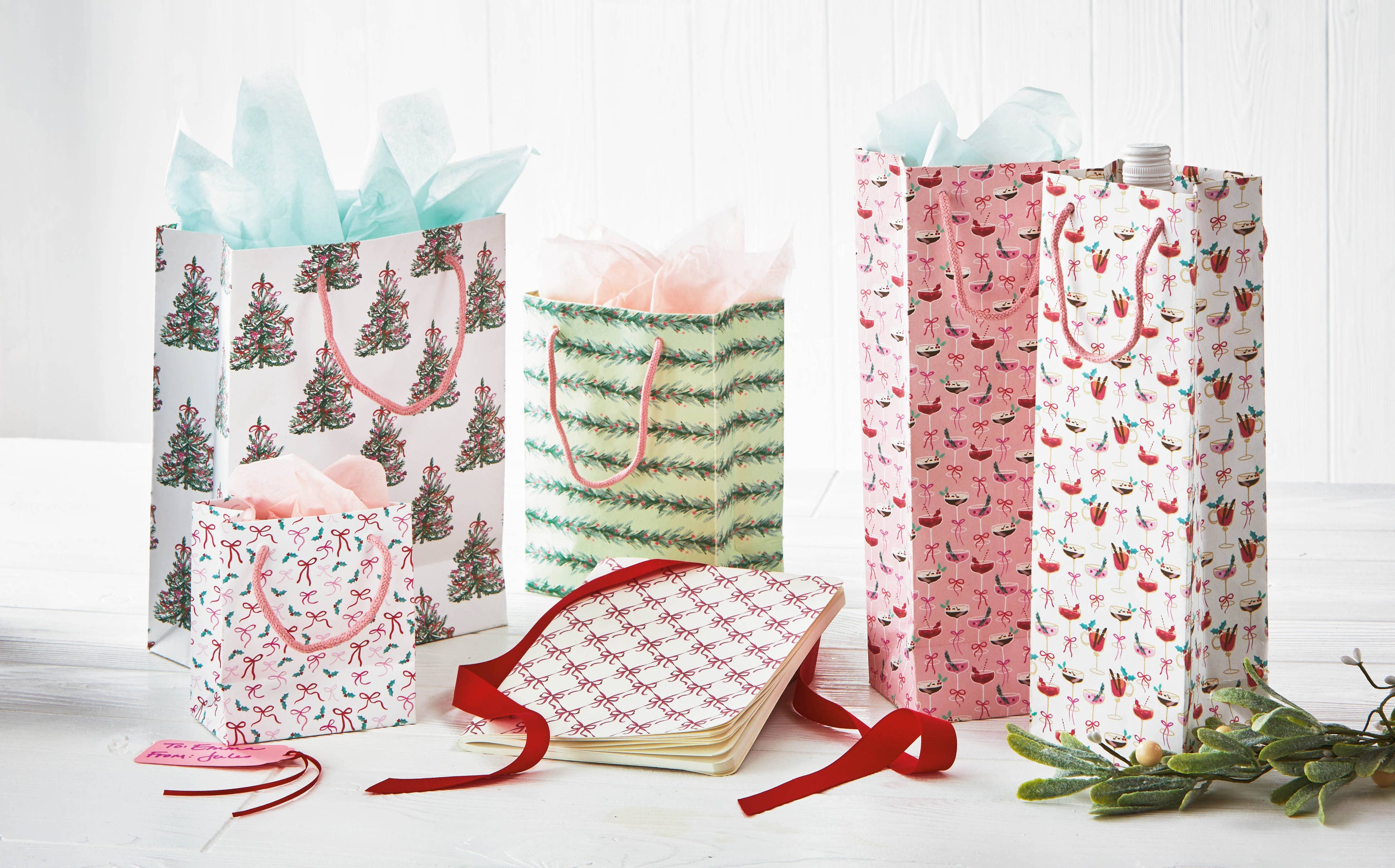 Very Merry Gift Bag Set of 3 Multi Paper Christmas: Multi / Paper / Dust clean