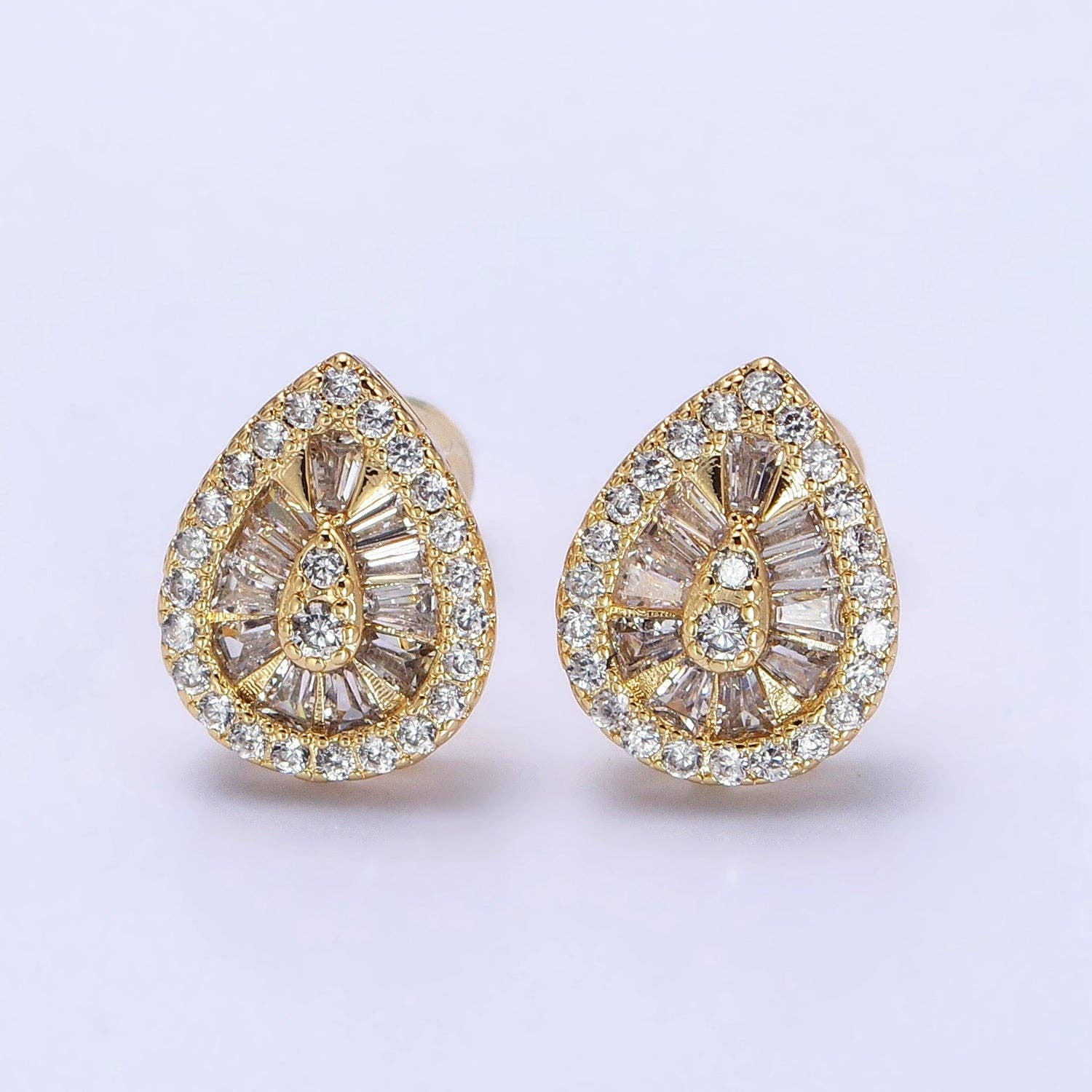 Elegant Luxury Gold Teardrop Stud Earring